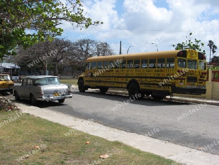 Kuba. Schulbus in Varadero