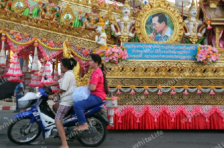 Menschen vor der Grosse Rakete auf dem geschmueckten Raketenwagen an der Festparade beim Bun Bang Fai oder Rocket Festival in Yasothon im Isan im Nordosten von Thailand. transport