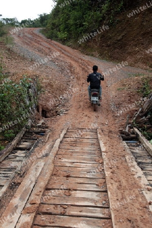 Eine Landstrasse in der Bergregion beim Dorf Kasi an der Nationalstrasse 13 zwischen Vang Vieng und Luang Prabang in Zentrallaos von Laos in Suedostasien. 
