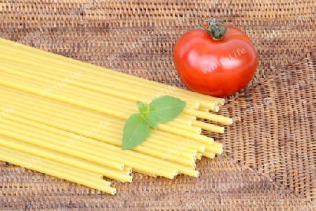  italienische Pasta, Maccheroncini, Maccaroni , Teigwaren , Nudeln, Tomate, Basilikum