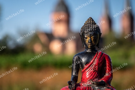 Buddha Figur vor der Einhard Basilika, Seligenstadt