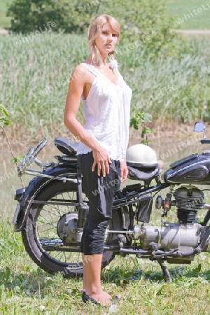 Junge Frau mit Motorrad 