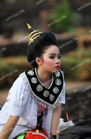 Taenzerinnen einer traditionellen Tanzgruppe bereitet sich auf eine Show vor im Wat Sa Si Tempel in der Tempelanlage von Alt-Sukhothai in der Provinz Sukhothai im Norden von Thailand in Suedostasien.