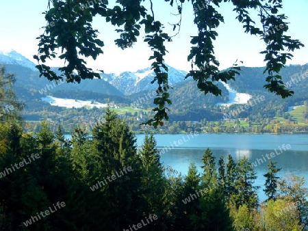S?ddeutsche Landschaft mit Berge und See