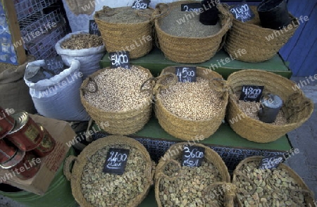 Gewuerze und Lebensmittel auf dem Souq oder Markt in der Altstadt oder Medina von Sousse am Mittelmeer  in Tunesien in Nordafrika. 