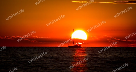 Das Boot im Sonnenuntergang 