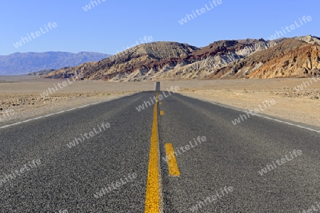 einsame Strasse im Death Valley Nationalpark, Kalifornien, USA