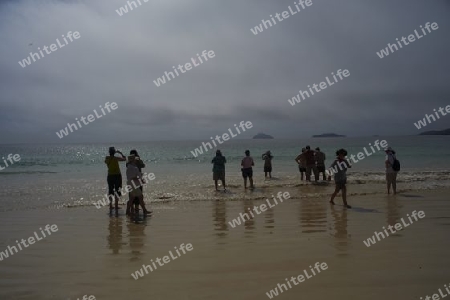 Touristengruppe am Strand von Santa Maria, Galapagos