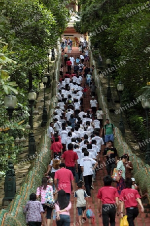 Menschen wandern zum Wat Phra That Doi Suthep Tempel in Chiang Mai im Norden von Thailand. 