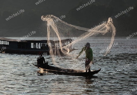 Ein Fischerboot auf dem Mekong River bei Luang Prabang in Zentrallaos von Laos in Suedostasien. 