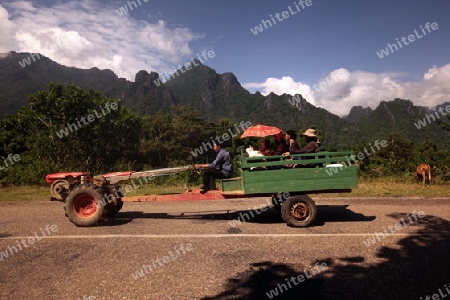 Die Landschaft bei Vang Vieng in der Bergregion der Nationalstrasse 13 zwischen Vang Vieng und Luang Prabang in Zentrallaos von Laos in Suedostasien.