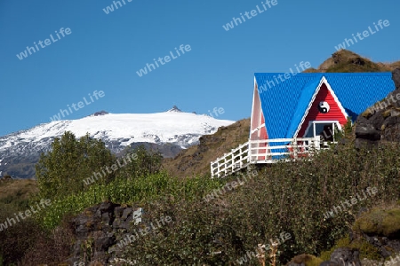 Der Westen Islands, rotes Haus mit blauem Dach im Lavafeld vor dem Sn?fellsj?kull am westlichen Ende der Halbinsel Sn?fellsnes
