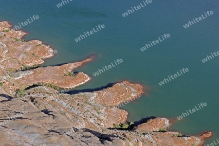 Lake Powell, Detailaufnahme, Sandsteinformationen ragen ins Wasser, Arizona, USA