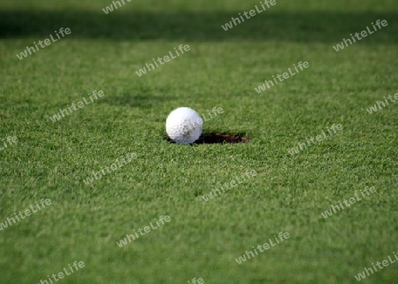 Golfball im Loch fallend