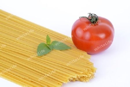  italienische Pasta, Spaghettini, Spagetti, Teigwaren , Nudeln, Tomate, Basilikum