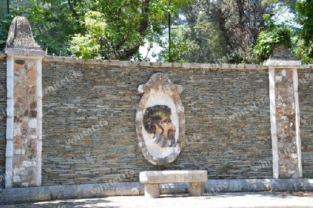 Steinwand mit Mosaik