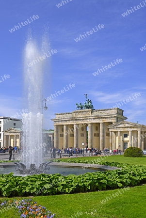 Blick auf den Pariser Platz mit Brandenburger Tor , Berlin, Deutschland, Europa 