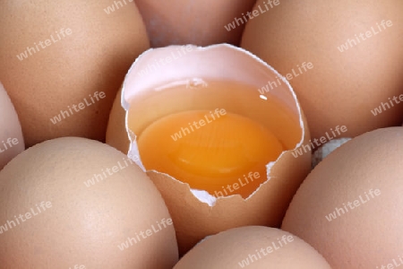 Eierpalette im Detail mit aufgeschlagenem Ei