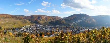 Bernkastel-Kues an der Mosel Panorama im Herbst