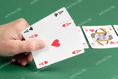 Spielkartenblatt auf gruenem Hintergrund
