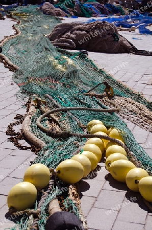ausgelegte Fischernetze und gelbe Schwimmer