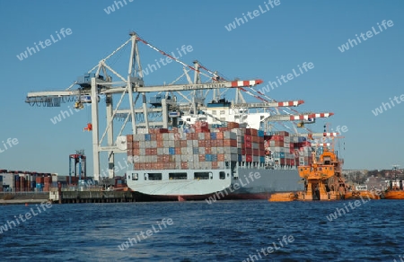 Containerschiff beim Entladen