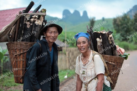 Menschen in der Landschaft in der Bergregion beim Dorf Kasi an der Nationalstrasse 13 zwischen Vang Vieng und Luang Prabang in Zentrallaos von Laos in Suedostasien.  
