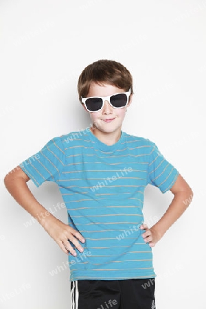 Junge mit Sonnenbrille