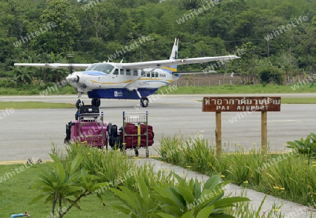Ein Flugzeug der Kan Air auf dem Flugplatz in Pai im norden von Thailand in Suedostasien.