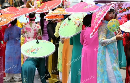 Menschen mit Papierschirmen an der Festparade beim Bun Bang Fai oder Rocket Festival in Yasothon im Isan im Nordosten von Thailand. 