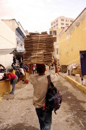 Amerika, Suedamerika, Venezuela, MaracaiboEin Junge transportiert leere Kartins auf dem Markt in der Altstadt der Kolonialstadt Coro im Nordwesten von Venezuela.   