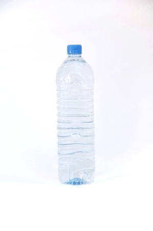 Wasserflasche mit Pfad