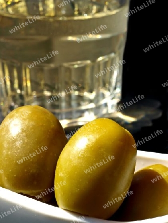 Grne Oliven mit Weiwein
