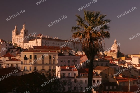 Die Uebersicht ueber die Altstadt von Alfama in der Innenstadt der Hauptstadt Lissabon in Portugal.        