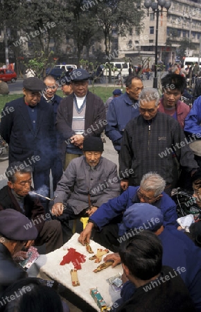 Older people play chinese games in a parc in the city of Chengdu in the provinz Sichuan in centrall China.
