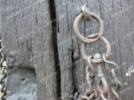 Eisenkette an einem Scheunentor