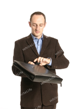 junger Mann in braunem Anzug und Aktentasche