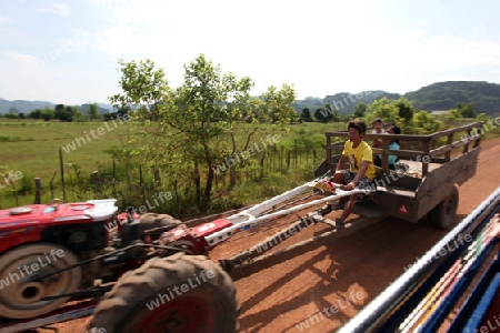 Ein Traktor in der Huegellandschaft an der Landstrasse 12 zwischen der Stadt Tha Khaek und dem Dorf Mahaxai Mai in zentral Laos an der Grenze zu Thailand in Suedostasien.