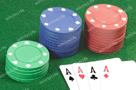 Pokerchips mit Spielkarten auf gr?nem Hintergrund