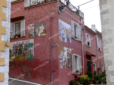 Mediterrane Villa in Altrosa mit Wandmalereien