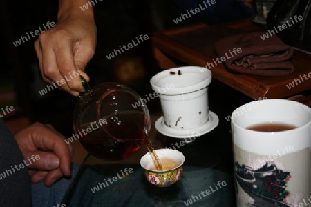 Teezeremonie, Tee wird in Tassen eingeschenkt