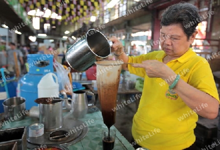 Ein Kaffee Verkaeufer auf dem Markt von Pak Khlong Markt im Norden von Bangkok der Hauptstadt von Thailand in Suedostasien