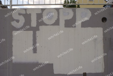 Wand mit Stopp und einer teilweise ?bermalten Protestaktion 