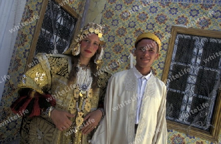 Ein Paar in traditionelle Hochzeitskleidung in Mahdia am Mittelmeer im Nordosten von Tunesien in Nordafrika.