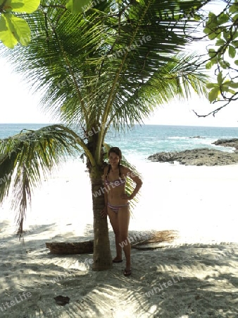 Junge Frau am Strand in Costa Rica