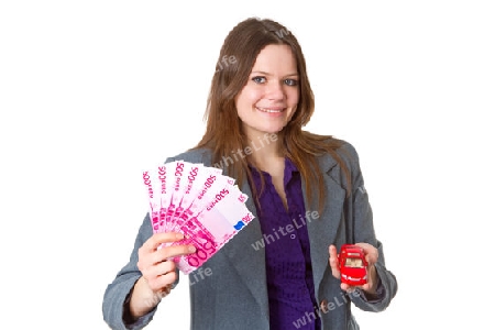 Attraktive Frau mit Geldscheinen und Modellauto freigestellt auf weissem Hintergrund