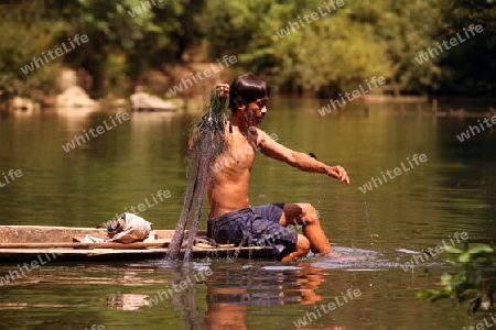 Ein Fischer in der Landschaft am Nam Don oder Don River beim Dorf Tha Falang von Tham Pa Fa unweit der Stadt Tha Khaek in zentral Laos an der Grenze zu Thailand in Suedostasien.