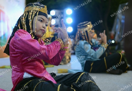 Kinder bei einem traditionellen Konzert im Santichaiprakan Park am Mae Nam Chao Phraya in der Hauptstadt Bangkok von Thailand in Suedostasien.