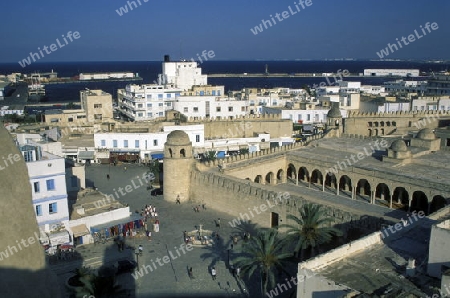 Die Grosse Moschee mit der Mauer in der Altstadt oder Medina von Sousse am Mittelmeer  in Tunesien in Nordafrika.    