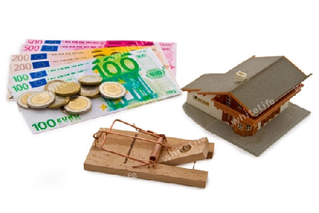 Modellhaus mit Euroscheinen auf hellem Hintergrund